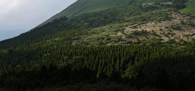 雲間に見える阿蘇山に魅了されて